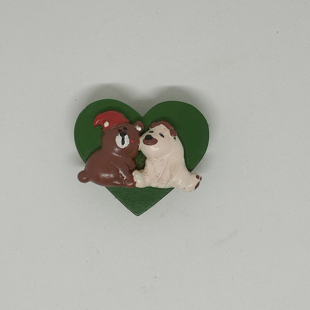 Couple de chien sur cœur vert