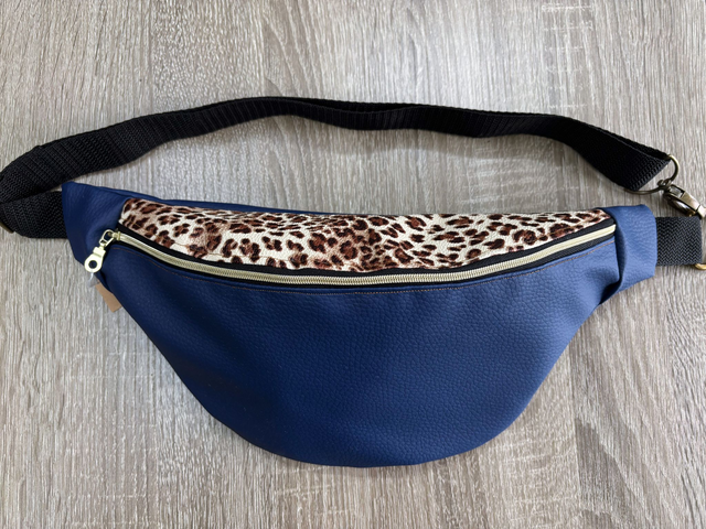 Riñonera de cuero vegano con toque leopardo – Hecha a mano con elegancia y estilo