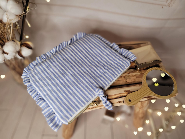 Trousse plate rayée et liseré argenté volants