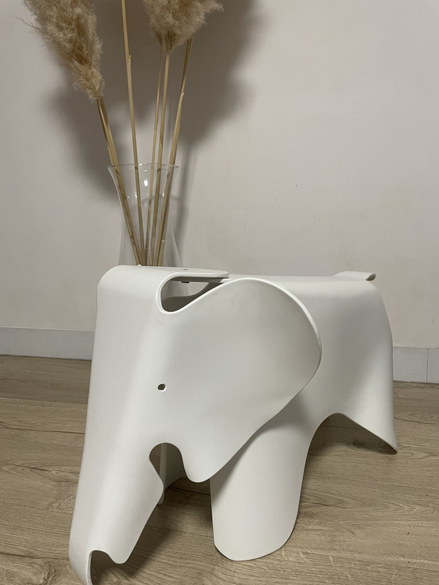 Eames Elephant RE Vitra - Prix neuf : 285 euros - Mode locker Mondial Relay : non disponible pour cet article.