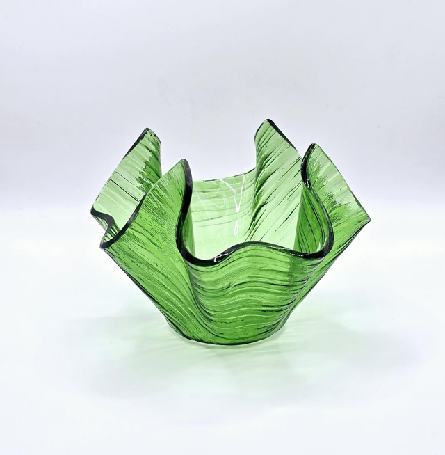 637. Vintage Handkerchief Bowl vase