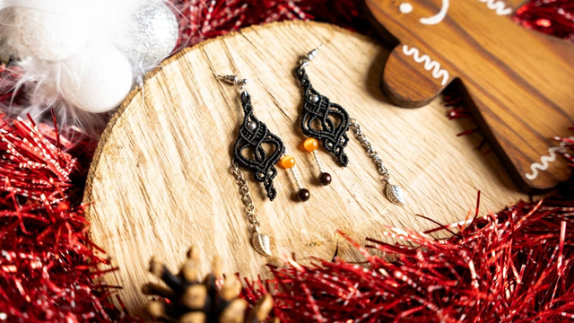 Boucles d&#039;oreilles en micro-macramé noir et perles argentées 