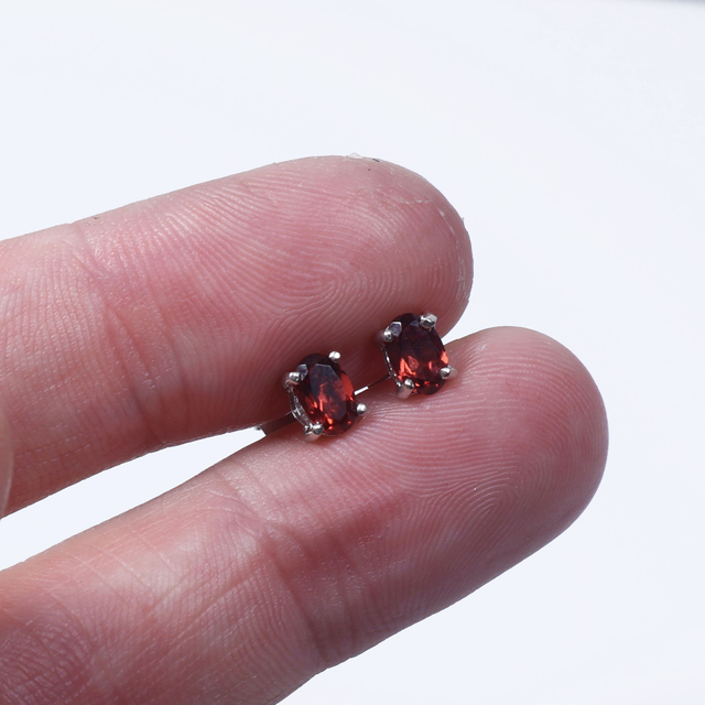 Pair of Vintage Sterling Silver 925 Small Dainty Delicate 5x4mm Oval Cut Red Garnet Gemstone Januray Birthstone Stud Earrings