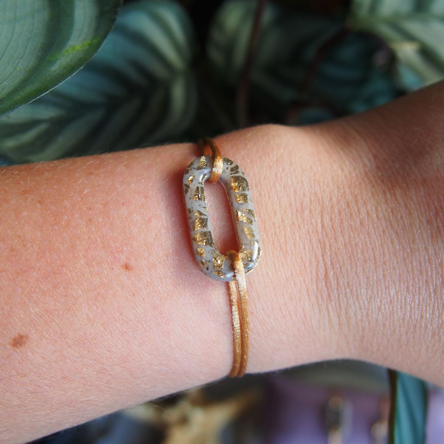 Bracelet artisanal cordon coulissant doré fait main effet pierre craquelé