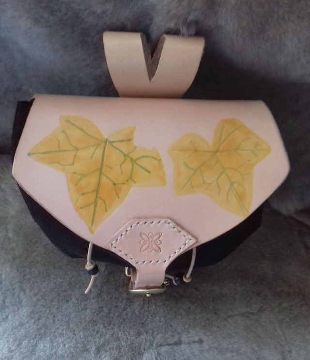 Escarcelle Lierre Enchanté – Cuir Naturel Ciré