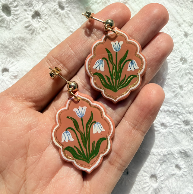 AHAANA - White Floral Scalloped Earrings