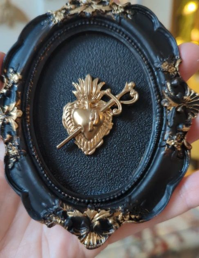 Cadre baroque noir vieilli cœur ex-voto