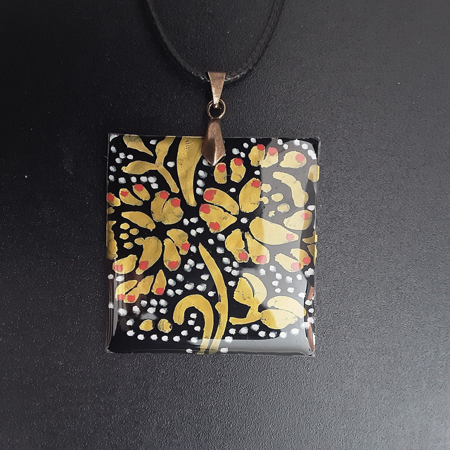 Pendentif grand carré collection Elégance fond noir et décor fleuri or avec pointe de rouge et blanc