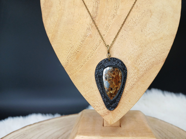 Cailleach, pendentif en bronzite et cuir