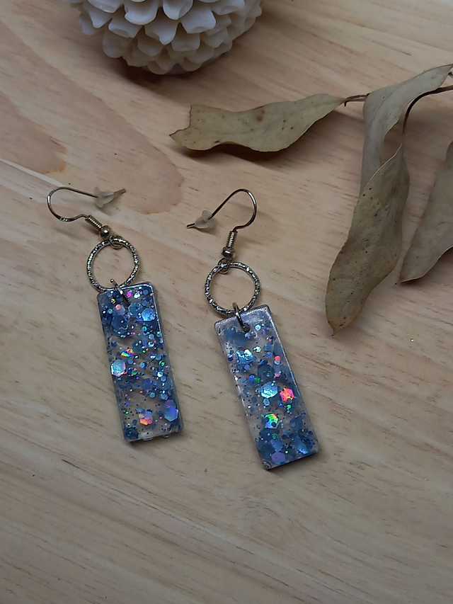 Boucles d&#039;oreilles Résine - rectangle résine avec paillettes formes divers bleues et cercle métal