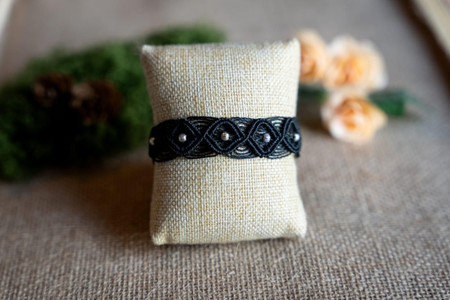 Bracelet en micro-macramé noir et perles argentées 