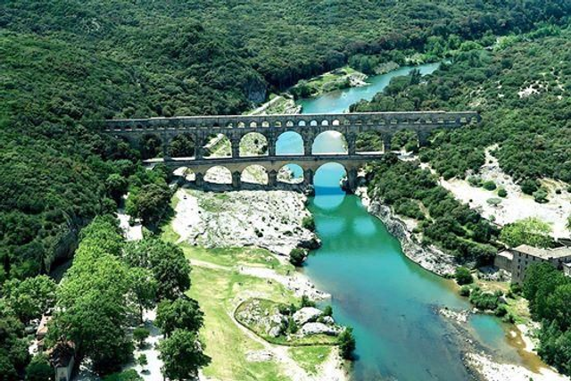 Pont du Gard et ces environs (30 min)