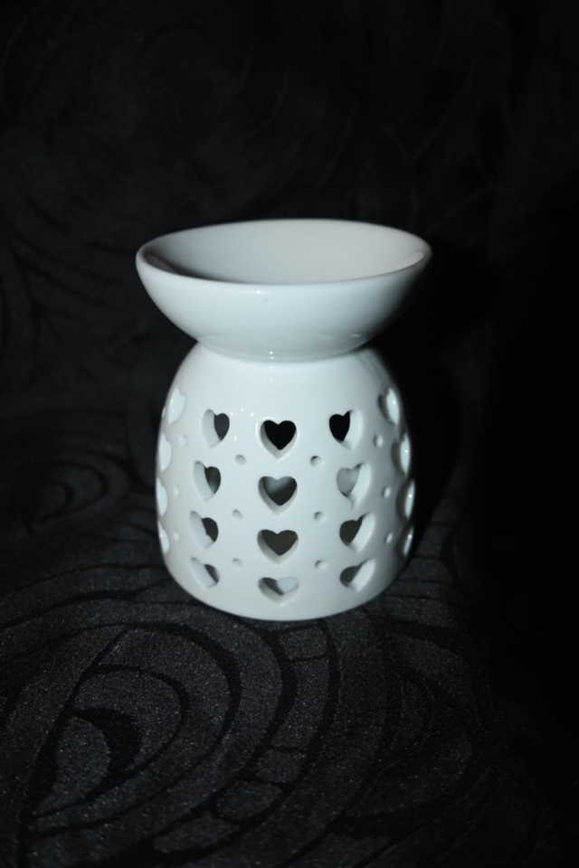 Brûle-parfum en céramique blanche – Design cœurs ajourés