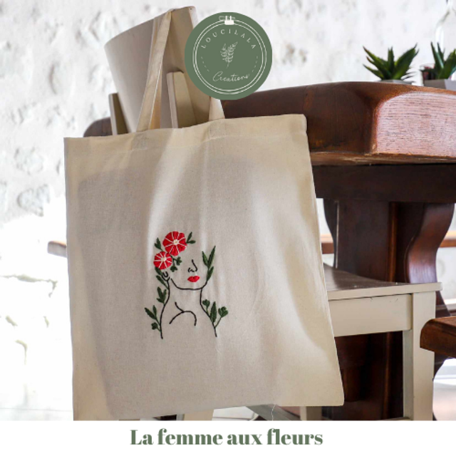 Tote bag brodé main - la femme aux fleurs