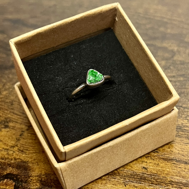 Bague en argent et Grenat Uvarovite brut - Taille 52