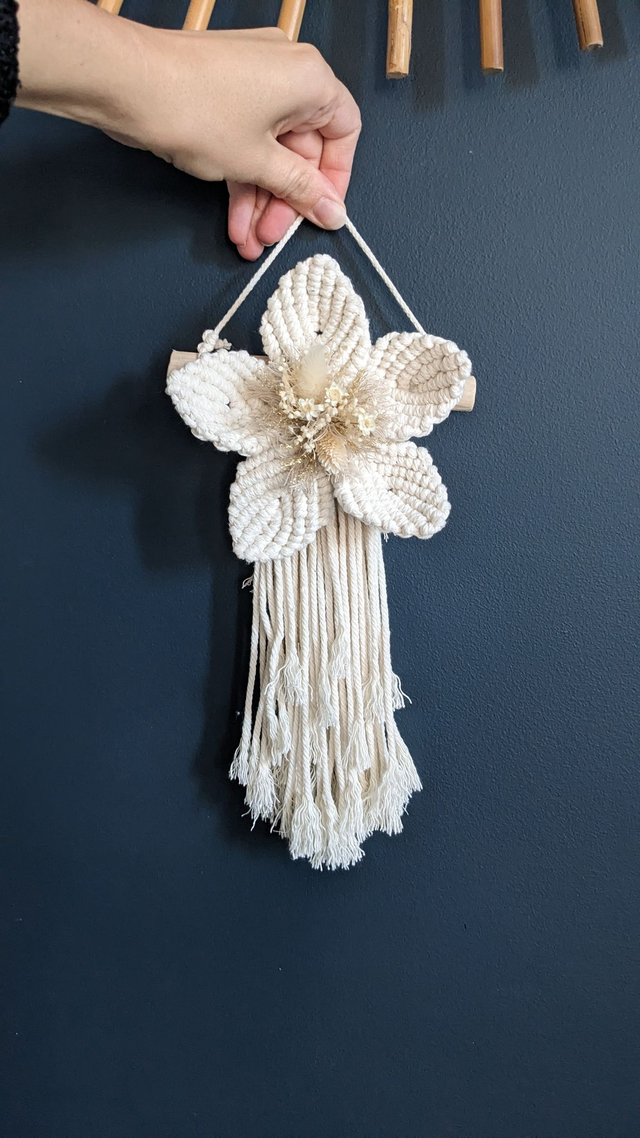 Fleur en macramé à suspendre