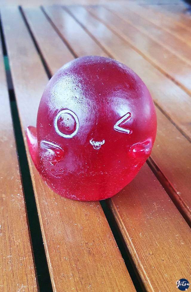 Statuette de fantôme rouge