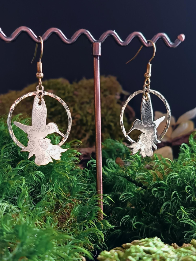 Boucles d'oreilles - laiton - colibri - fleurs - cercles - crochets - oiseau - pièce unique - La&Titia