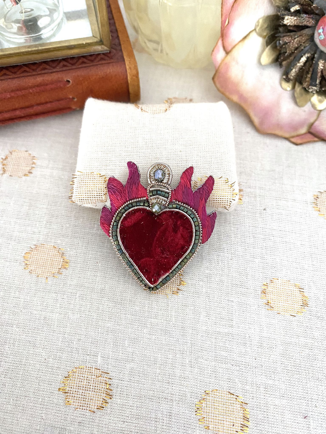 Broche brodée coeur sacré flammes fuchsia