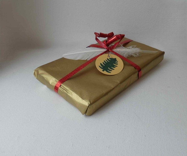 étiquettes cadeaux rondes et carrées argentées et dorées avec sapin