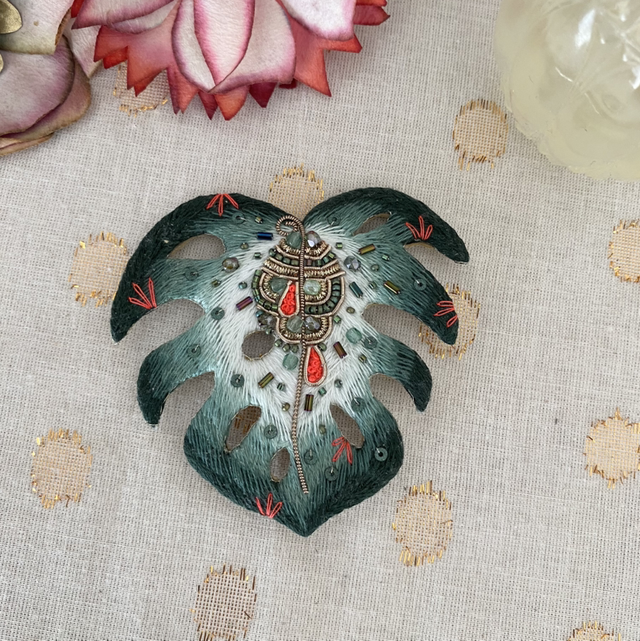 Grande broche brodée feuille de monstrera