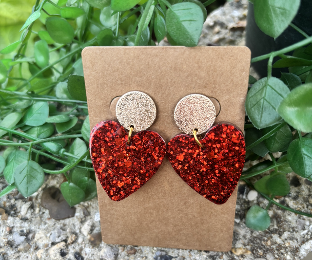 Boucles d’oreilles résine cœur rouge et doré à pailettes 