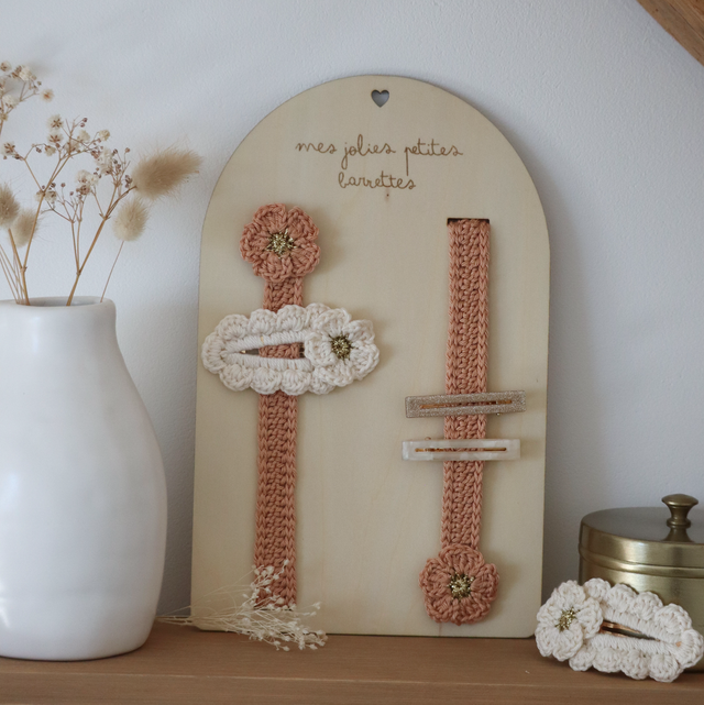 Porte barrettes en bois et crochet couleur caramel 