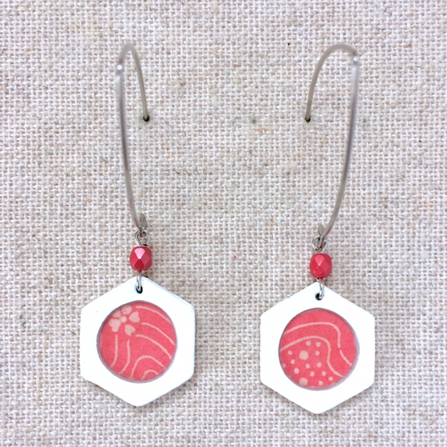 Boucles d’oreilles « Diapason » argentées, cuir blanc et papier washi rose
