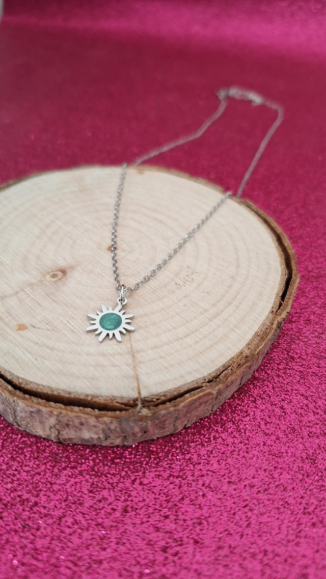 Collier argenté mini soleil vert