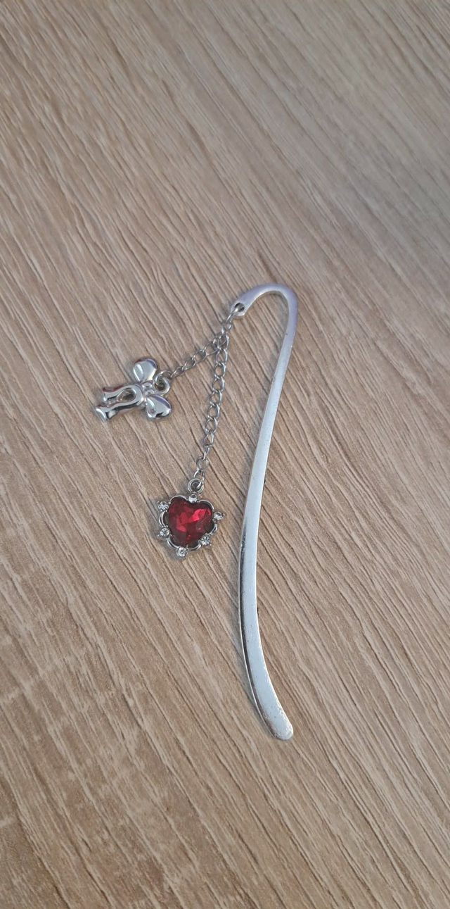 Marque-page en métal avec nœud et cœur rouge