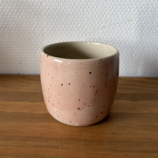 Gobelet artisanal en grès rose moucheté