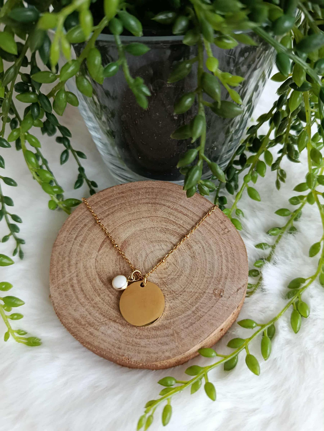 Collier médaille gravée et perle de lait maternel