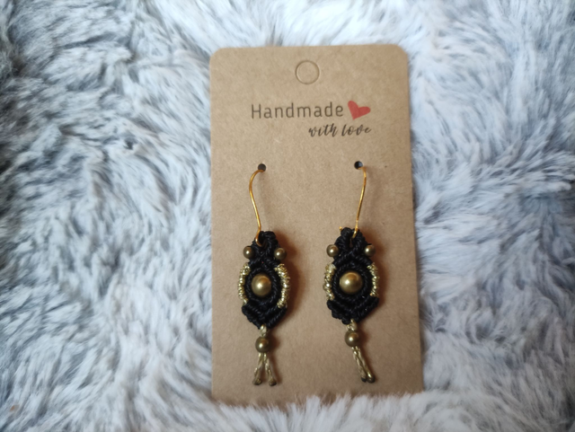Boucles d&#039;oreilles noires et dorées