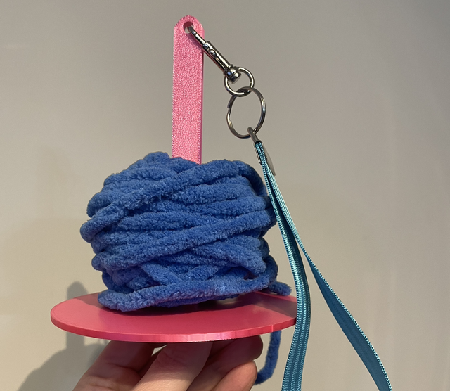 Portable yarn holder