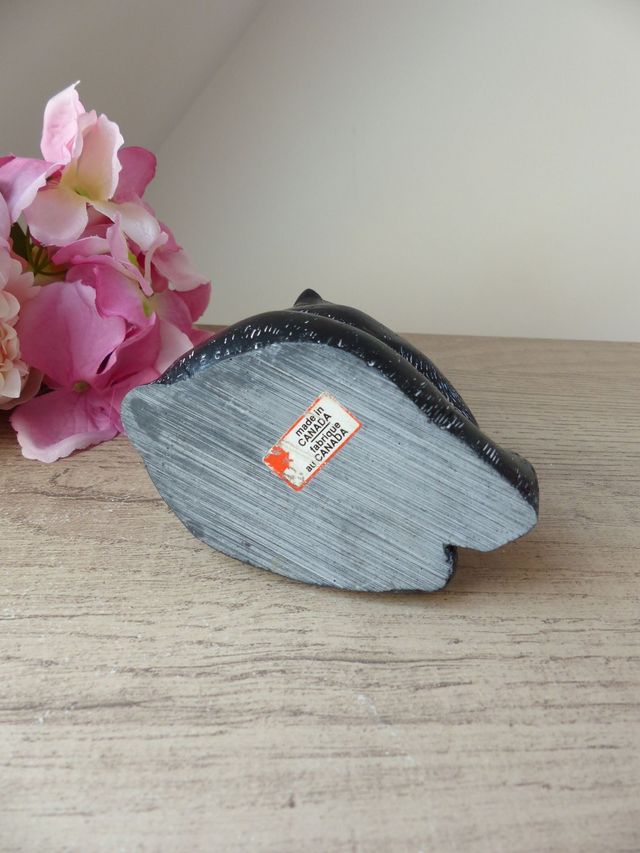 Figurine Vintage Ours Noir Assis en Résine – Sculpture Artisanale Art Inuit Canadien - Statuette Animalière pour Collection ou Décoration