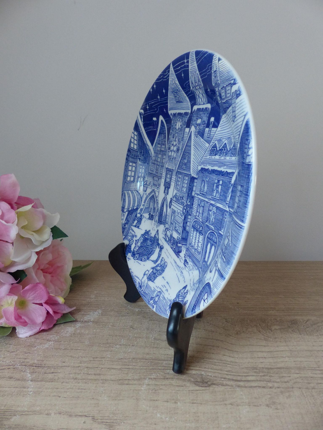 Assiette de Noël vintage céramique bleue et blanche – Ironstone Tableware – Scène hivernale anglaise avec village enneigé et décor festif