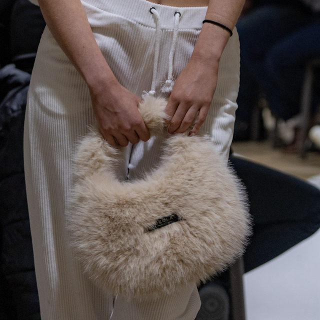 Sac en fourrure  avec bonnet assorti,