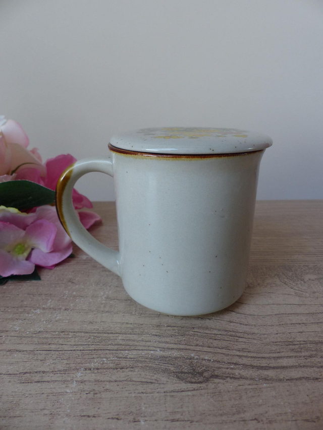 Tisanière Vintage en Grès Français – Mug avec Couvercle – Décor Floral Champêtre – Tasse Beige Mouchettée – Cadeau pour Amateur de Thé
