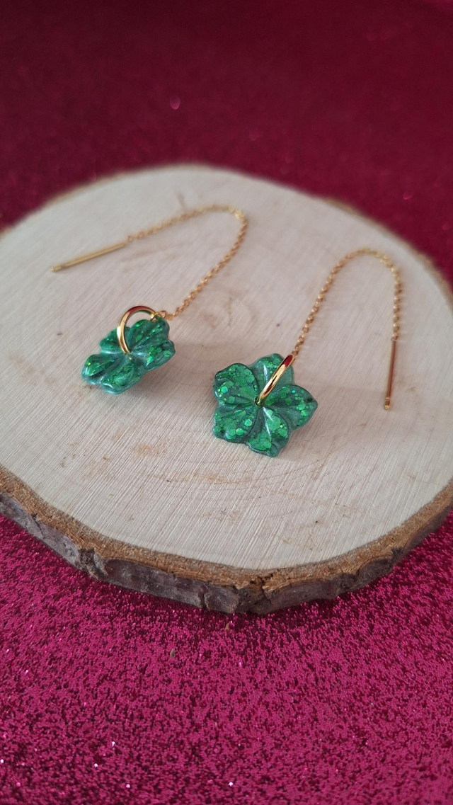 Boucles d&#039;oreilles à enfiler hibiscus paillettes vertes