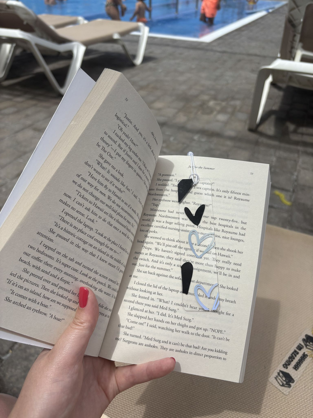 Clear Acrylic Bookmark with Black and Holographic Hearts – Minimalist Sparkle Book Accessory – Gift for Readers & Aesthetic Lovers