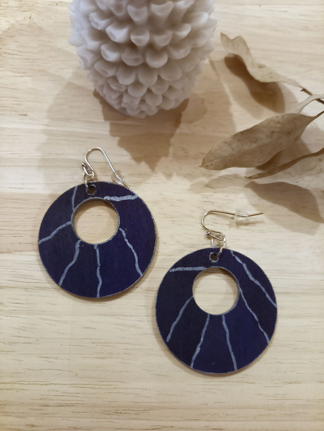 Boucles d&#039;oreilles Bois - rond ajouré - bleu nuit et gris