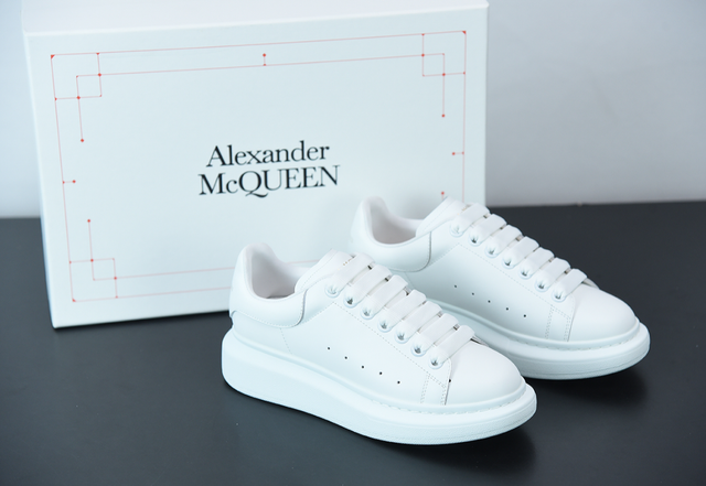 Alexander McQueen, total white