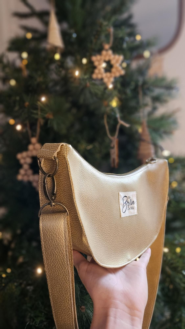 Sac demi-lune simili cuir doré