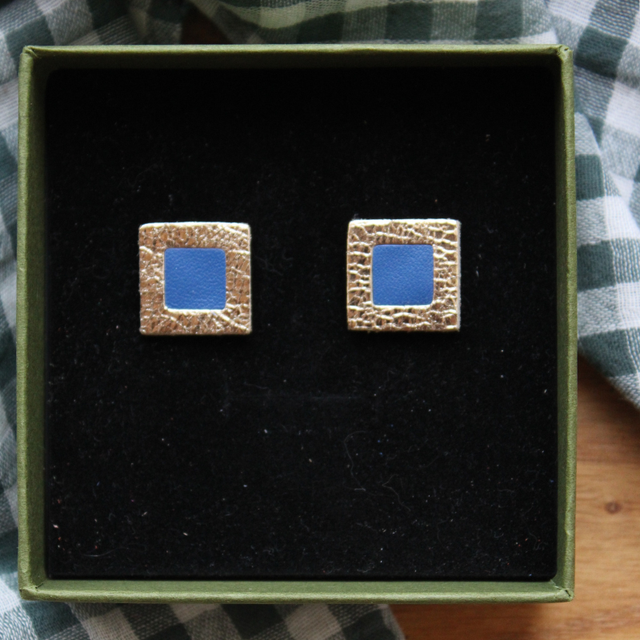 Boucles d’oreilles puces cuir carré  