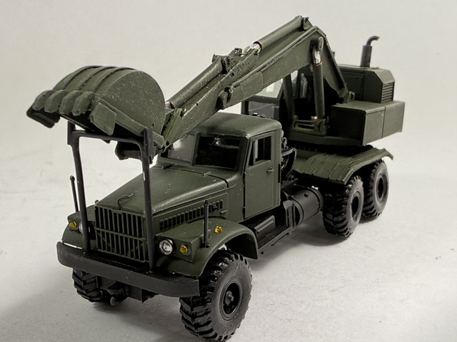 Kraz 255 mit Bagger