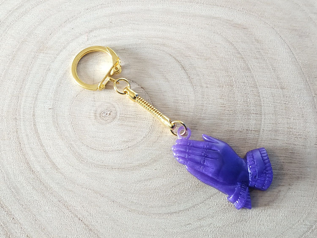 Porte-clés mains en prière violet