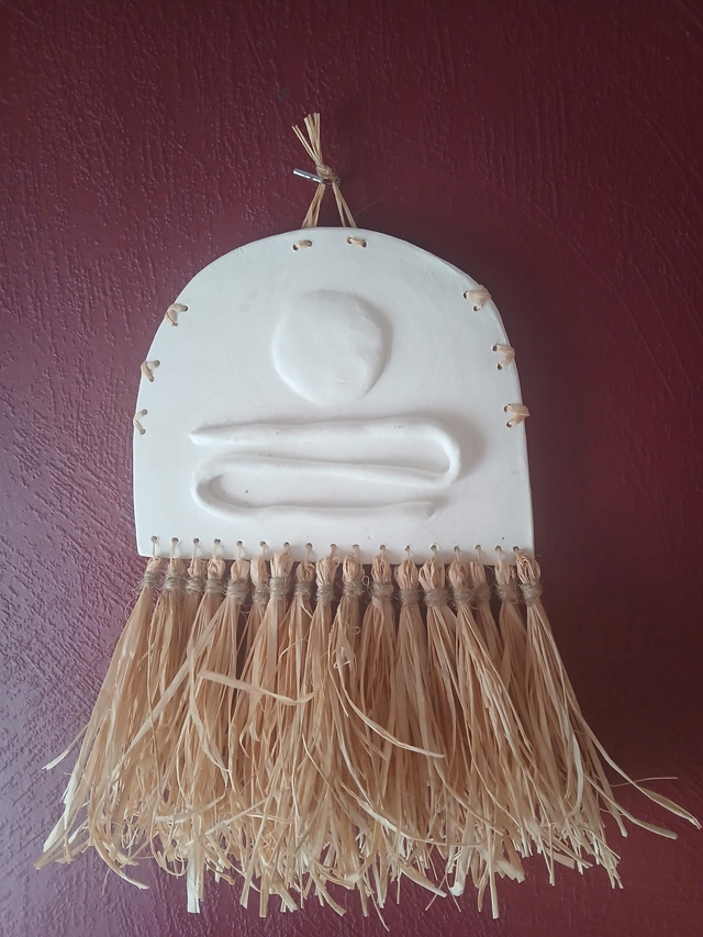 Décoration murale artisanale en ciment et raphia – style bohème chic