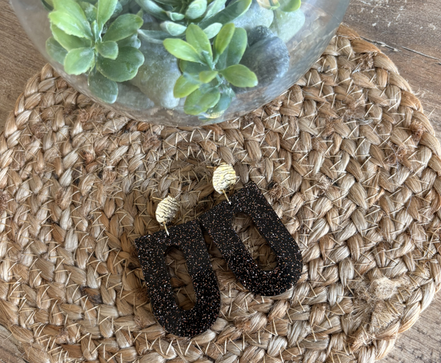 Boucles d’oreilles résine pailletées rouge et acier inoxydable 