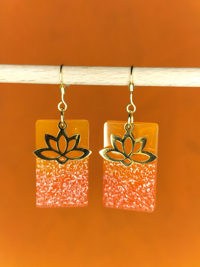 Boucles d&#039;oreilles rectangulaires résine orange et charm doré
