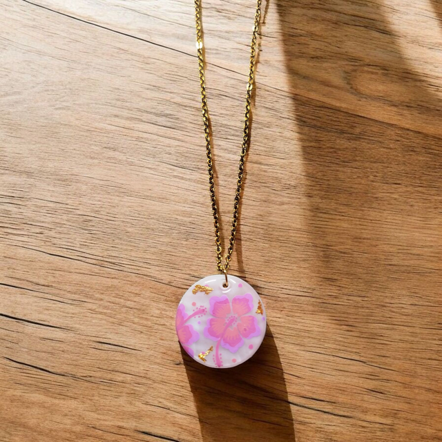 Collier dessiné Flora acier inoxydable rose parme nacre